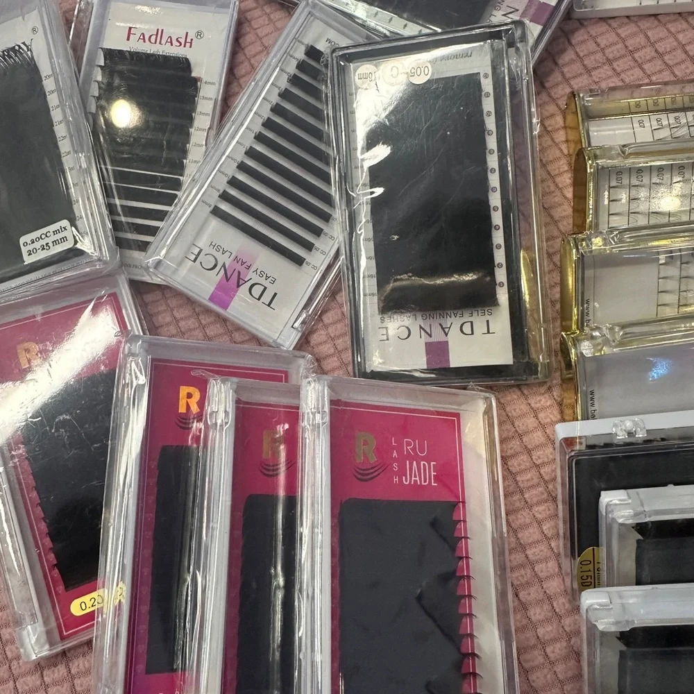 Long Eyelash Extension bundle - Picture 2 of 13